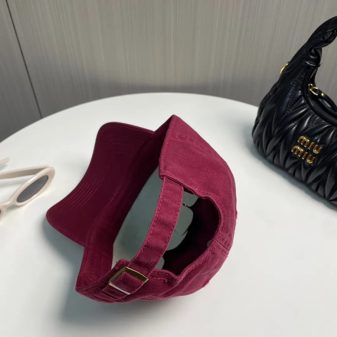 P60 miumiu new solid color baseball cap, the hottest color at the moment - full of street style! Trendy and versatile, Xiaohongshu grows grass, poison, get your boyfriend, and cool together
