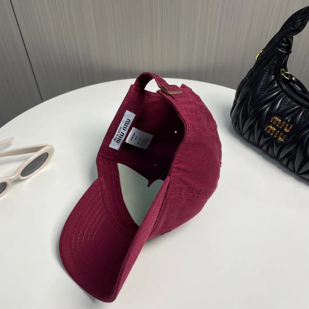 P60 miumiu new solid color baseball cap, the hottest color at the moment - full of street style! Trendy and versatile, Xiaohongshu grows grass, poison, get your boyfriend, and cool together