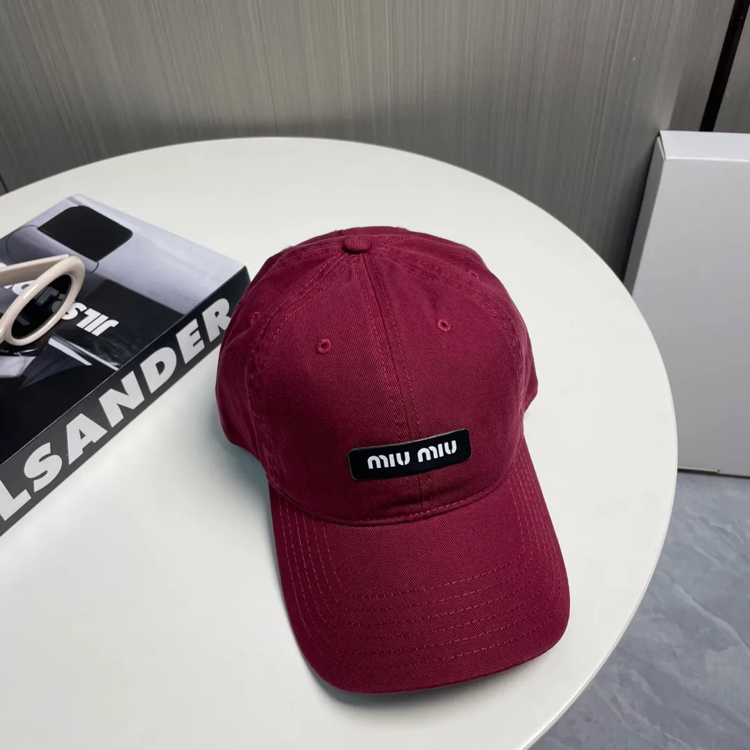 P60 miumiu new solid color baseball cap, the hottest color at the moment - full of street style! Trendy and versatile, Xiaohongshu grows grass, poison, get your boyfriend, and cool together