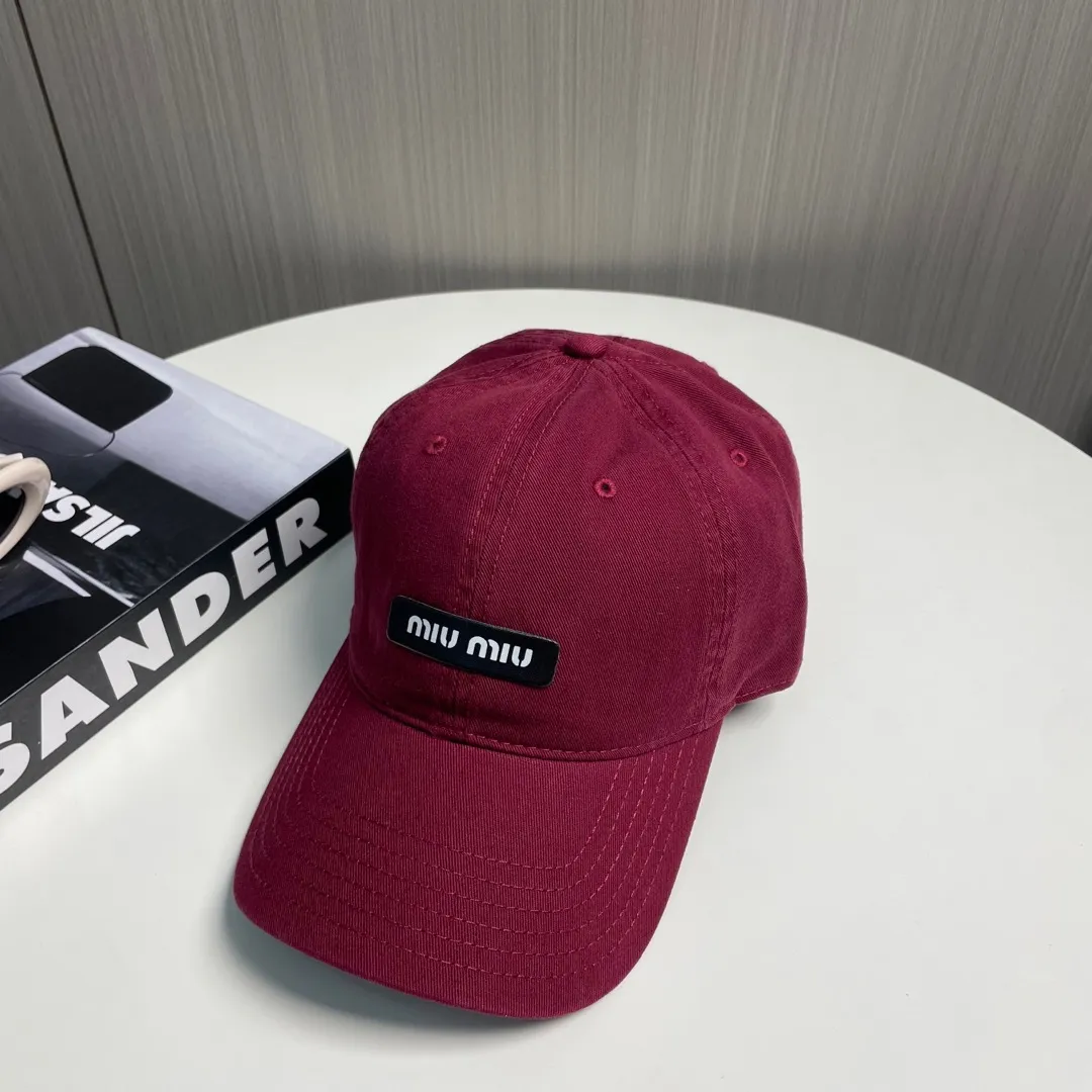 P60 miumiu new solid color baseball cap, the hottest color at the moment - full of street style! Trendy and versatile, Xiaohongshu grows grass, poison, get your boyfriend, and cool together