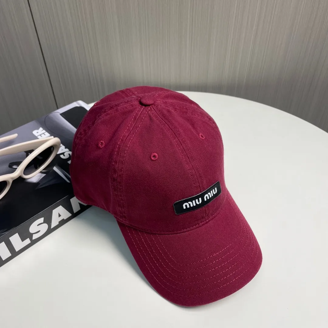 P60 miumiu new solid color baseball cap, the hottest color at the moment - full of street style! Trendy and versatile, Xiaohongshu grows grass, poison, get your boyfriend, and cool together
