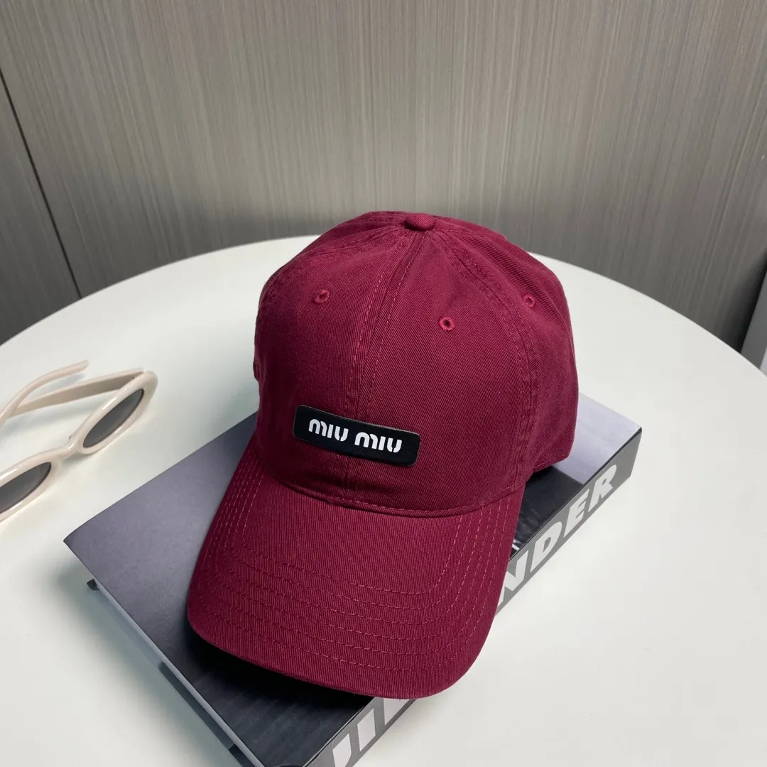P60 miumiu new solid color baseball cap, the hottest color at the moment - full of street style! Trendy and versatile, Xiaohongshu grows grass, poison, get your boyfriend, and cool together