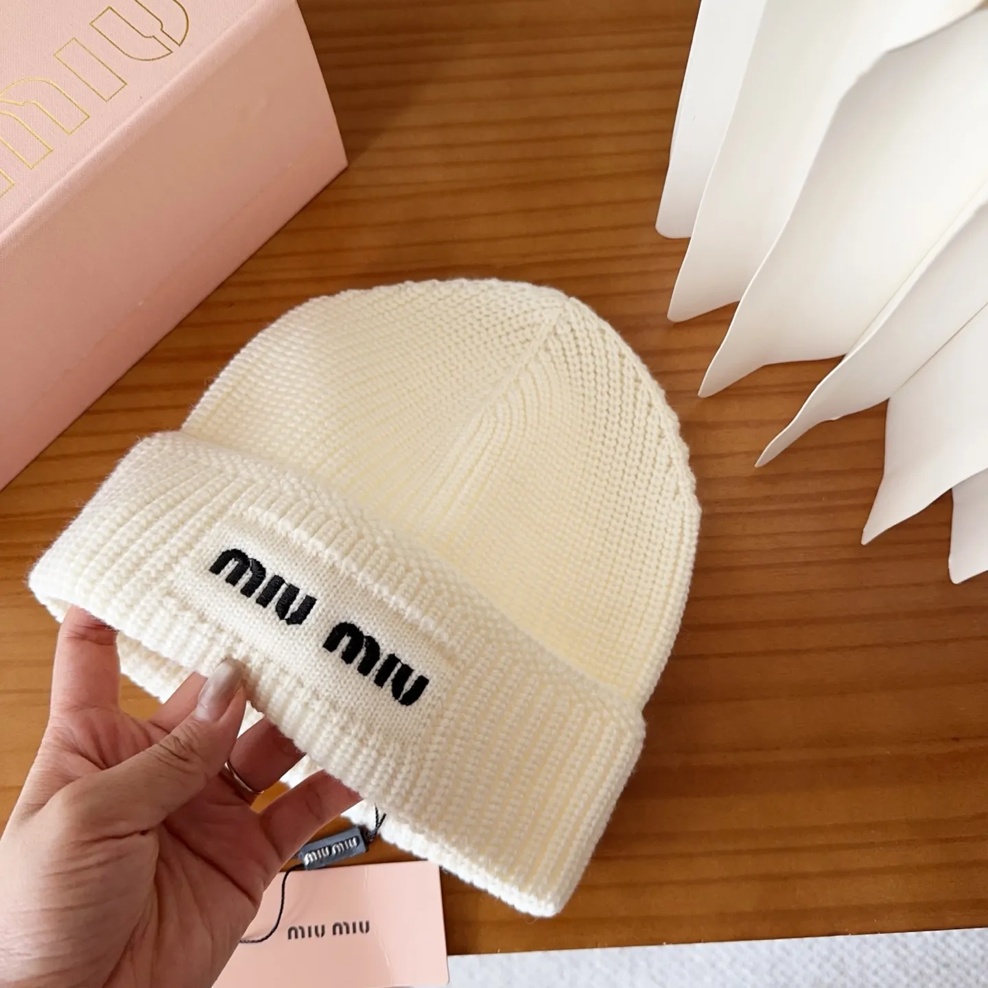 💰64 miumiu’s hot-selling knitted hat at Miu Miu counter! Xiaohongshu’s new product is released, it’s so 🉑️, high-elastic fabric, classic colors, same style for men and women.