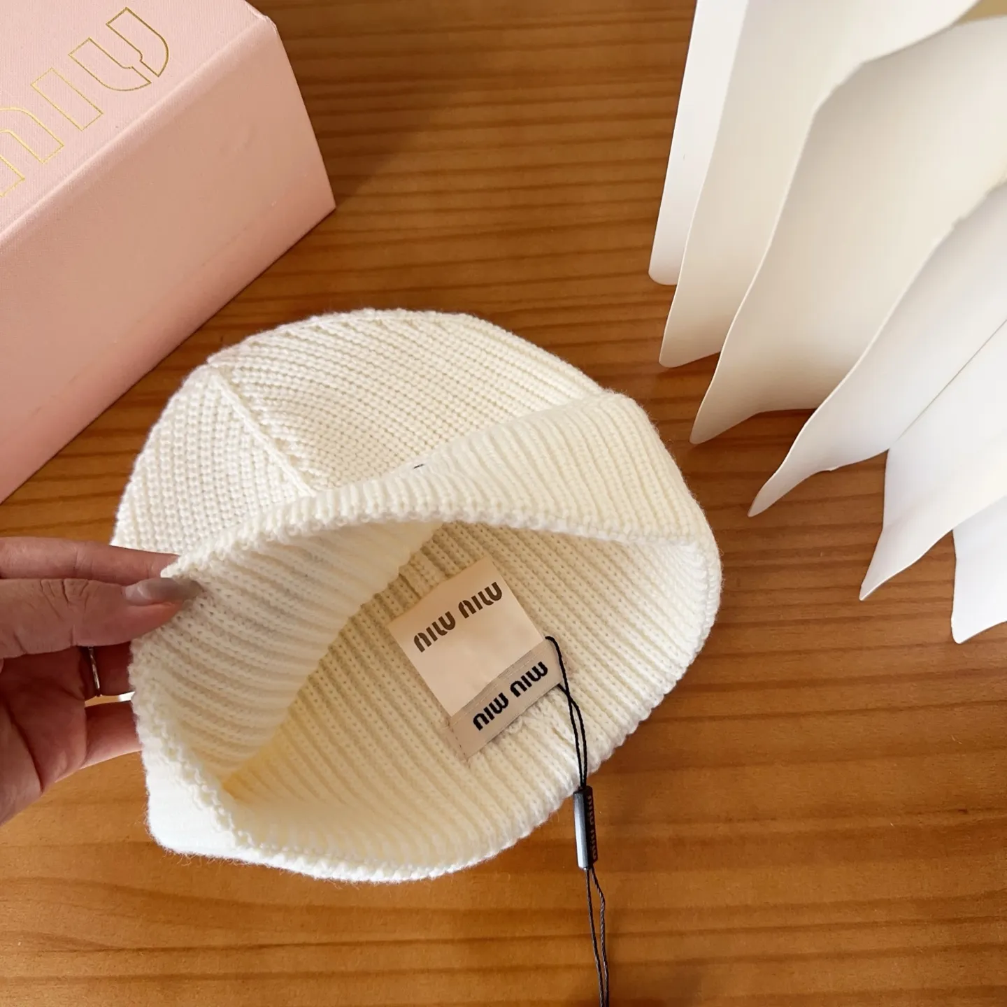 💰64 miumiu’s hot-selling knitted hat at Miu Miu counter! Xiaohongshu’s new product is released, it’s so 🉑️, high-elastic fabric, classic colors, same style for men and women.