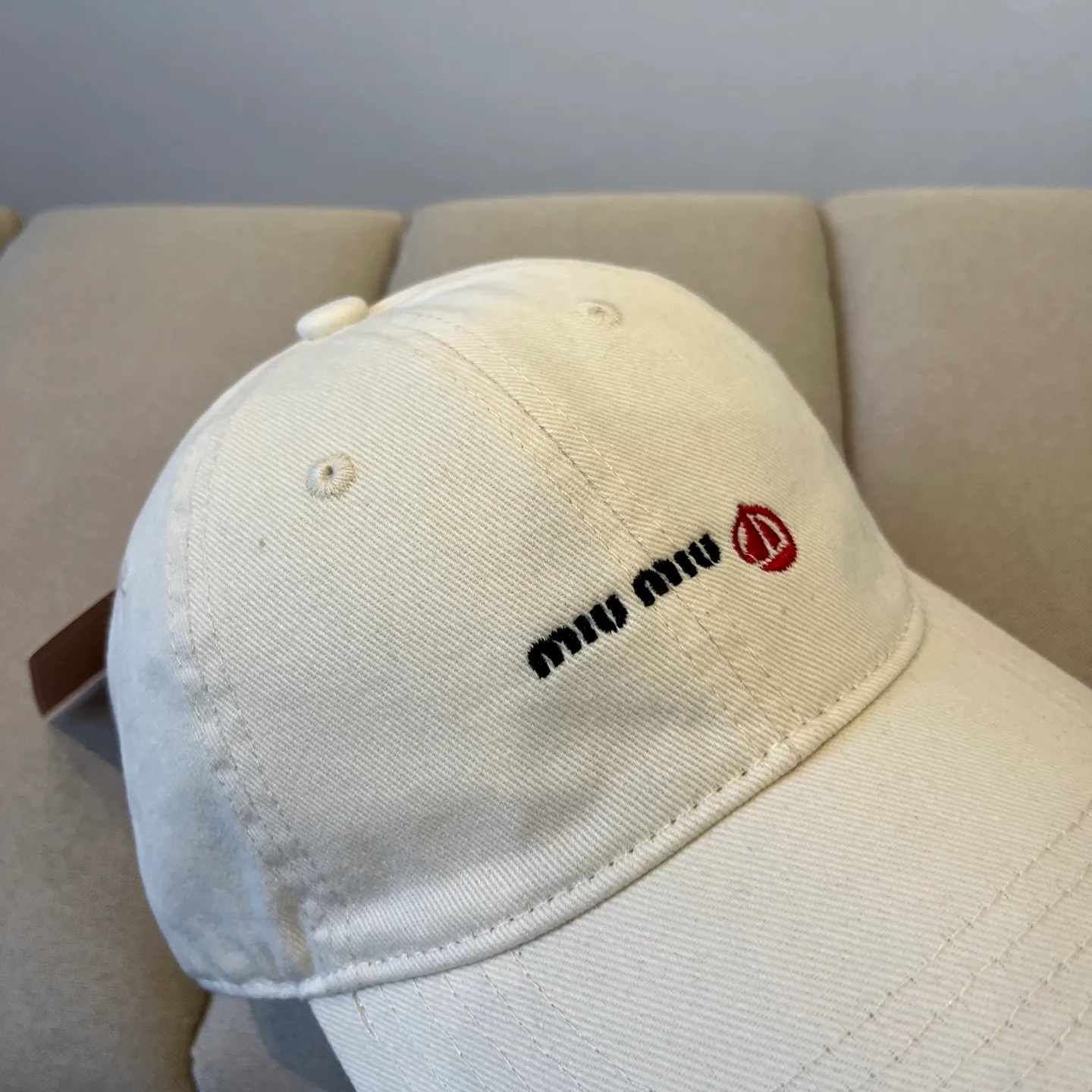P60 miumiu original spring and summer new baseball cap, authentic mold-making and custom-made, the original workmanship is meticulous and the quality is superb!