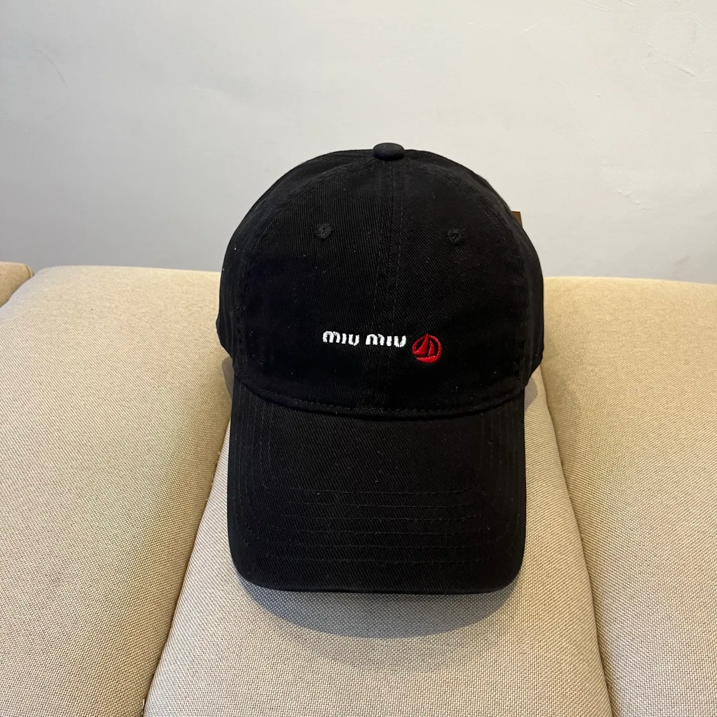 P60 miumiu original spring and summer new baseball cap, authentic mold-making and custom-made, the original workmanship is meticulous and the quality is superb!