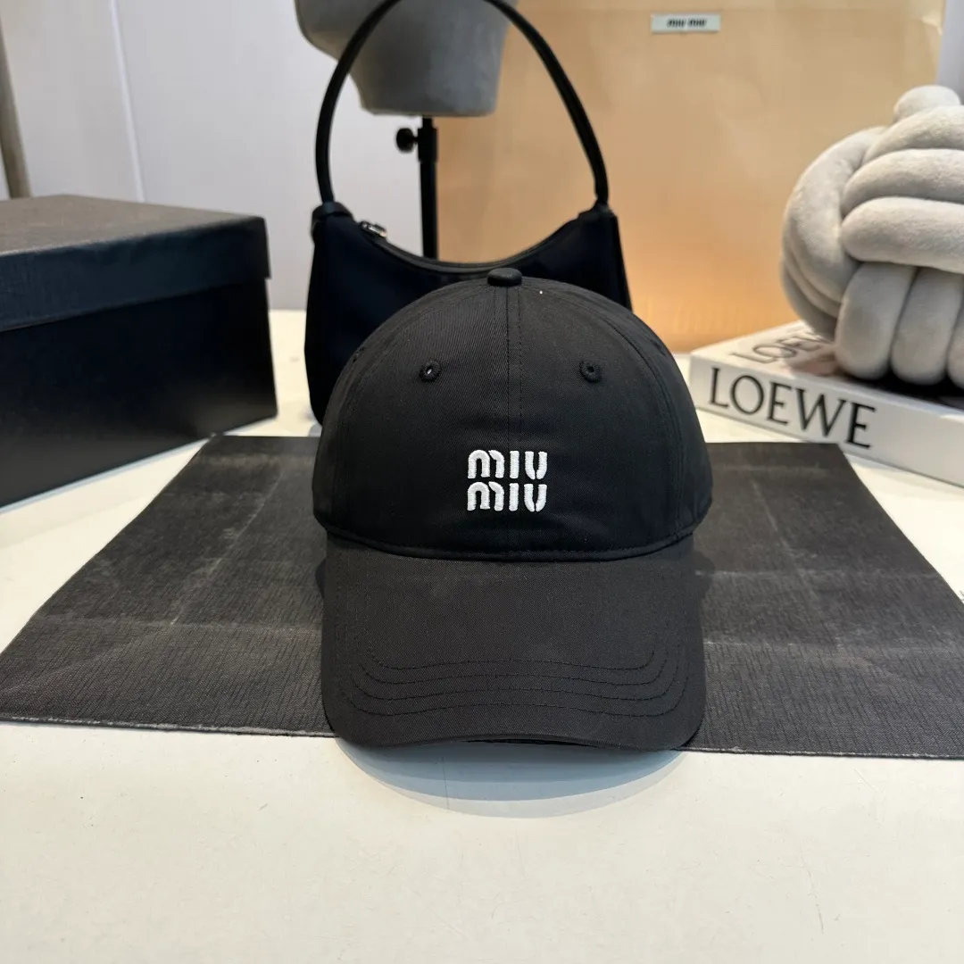 P56 miumiu's new candy-colored summer baseball cap. Color matchmaker. It's so confusing. Add a few more colors and match them as you like.