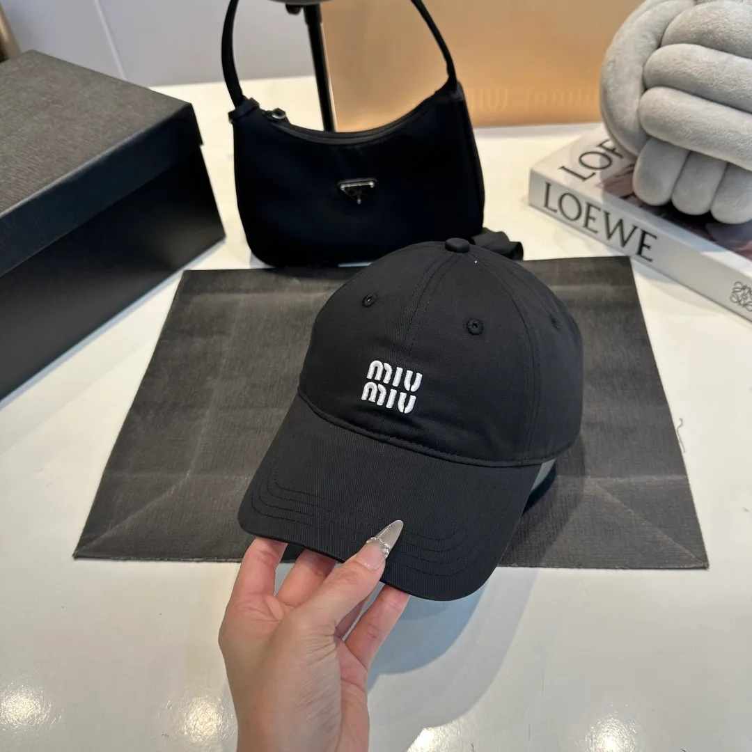P56 miumiu's new candy-colored summer baseball cap. Color matchmaker. It's so confusing. Add a few more colors and match them as you like.