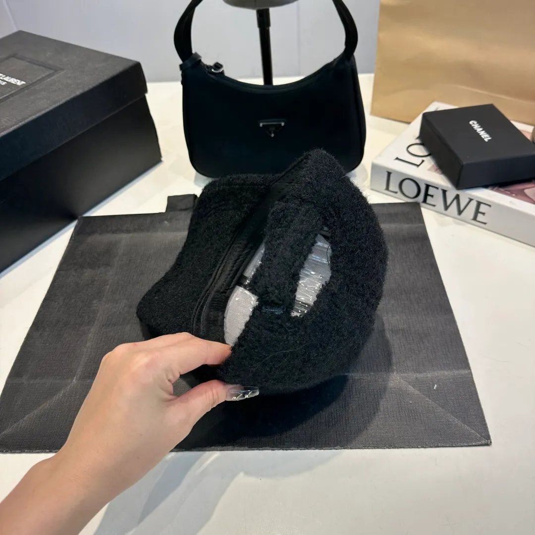 P56 Miumiu Miumiu new order style embroidered baseball cap🧢Big brand style is super easy to match, get it now!