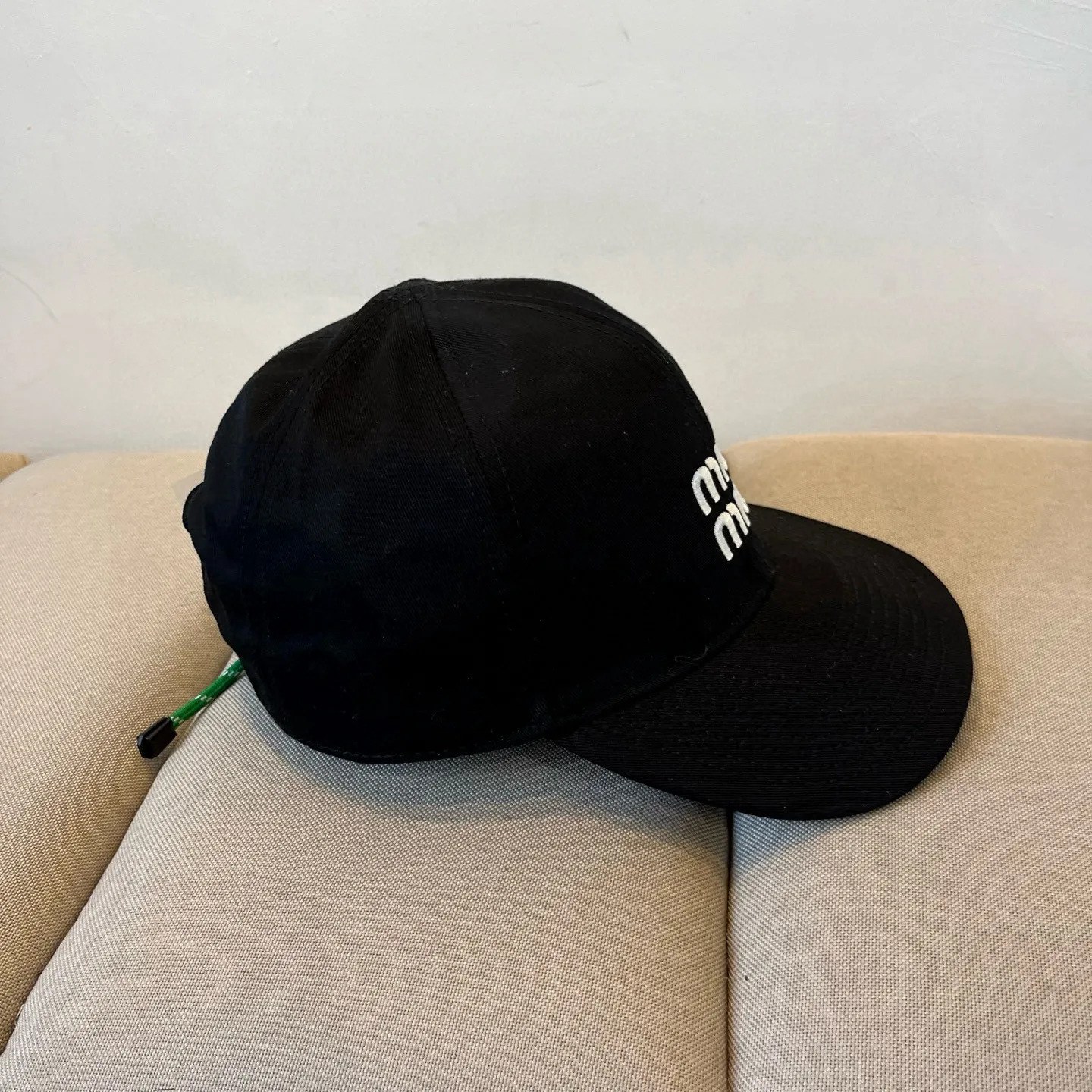 P60 miumiu original spring and summer new baseball cap, authentic mold-making and custom-made, the original workmanship is meticulous and the quality is superb!