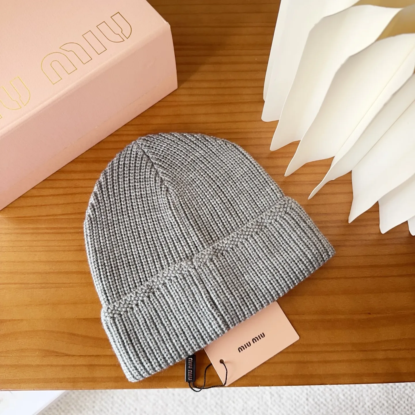 💰60 miumiu’s most popular knitted hat at the Miu Miu counter! Xiaohongshu’s new product is released, it’s so 🉑️, high-elastic fabric, classic colors, same style for men and women.