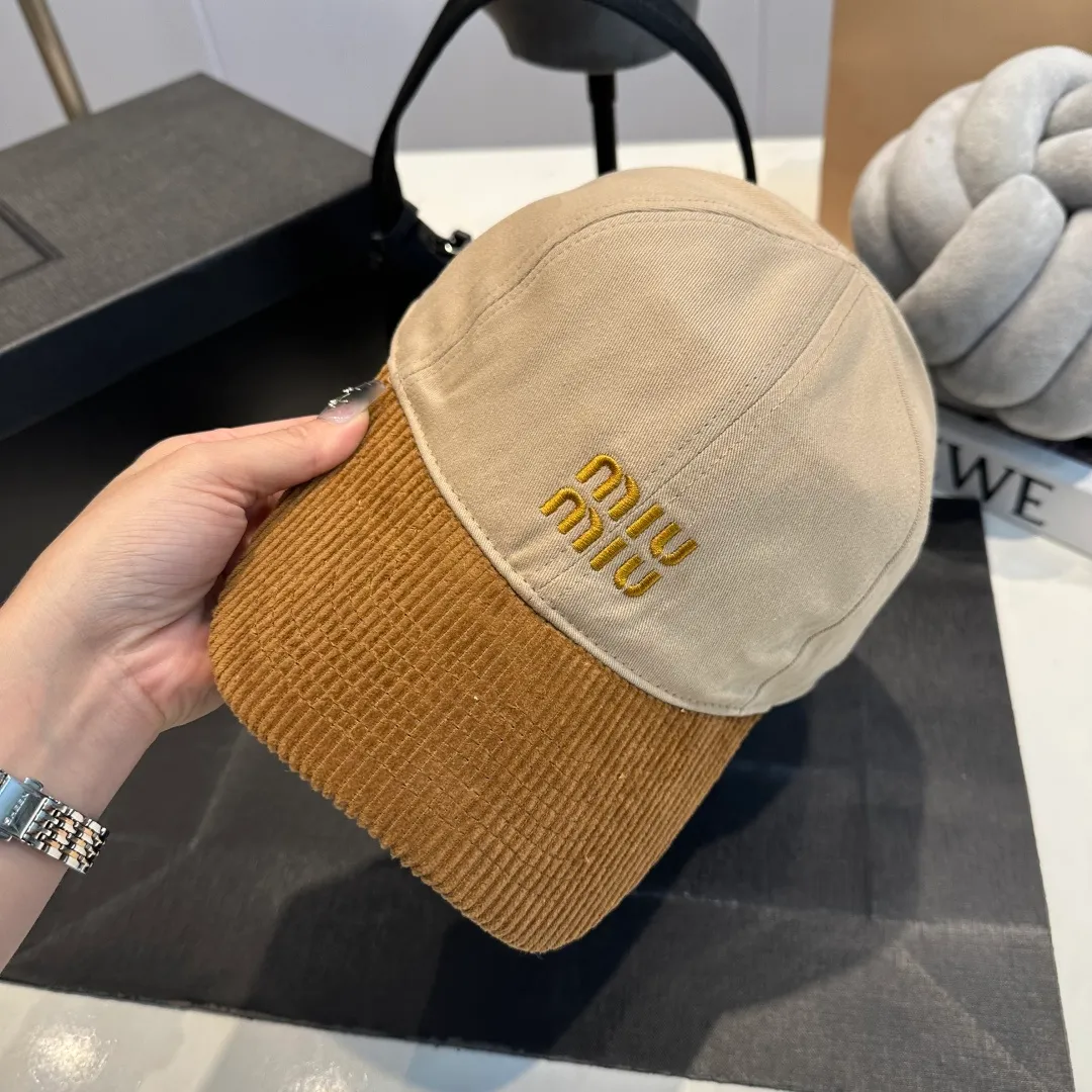P60 MIU MIU new baseball cap This denim denim baseball cap is decorated with MIUMIU Cruise embroidered micro logo on the side, highlighting the simple brand style and creating a refined, comfortable and charming look.