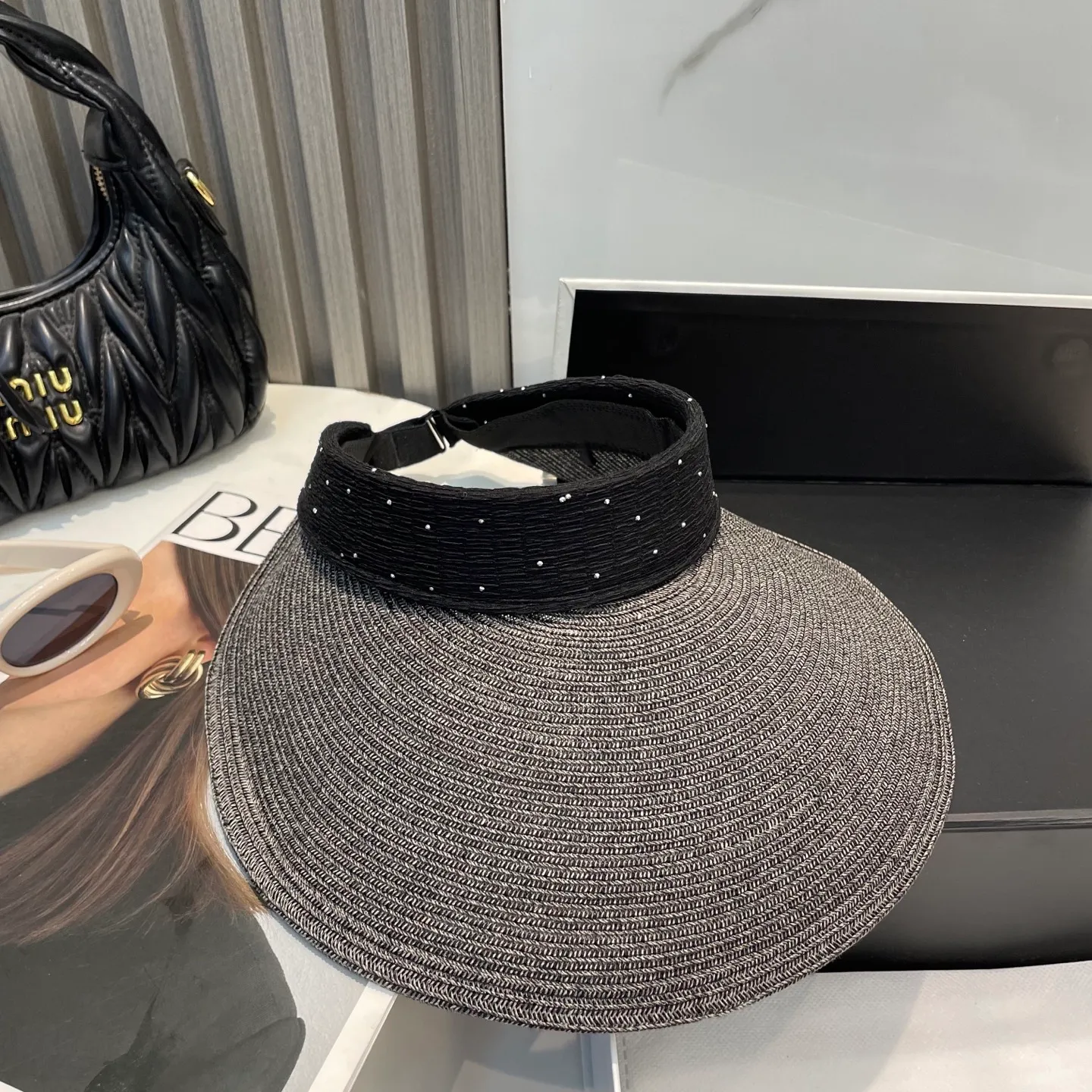P70 comes with dust bag miumiu empty top hat, a must-have item in summer, because it is so easy to match, it is really super artistic in summer when paired with a cool summer style~ Just wear a little white skirt and you can attract the attention of blockbusters~