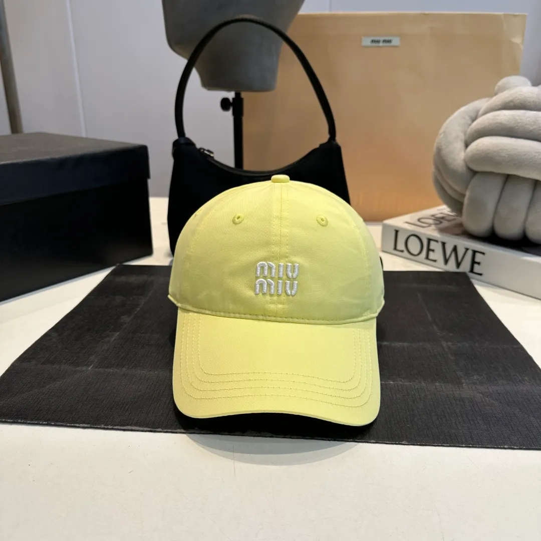 P56 miumiu's new candy-colored summer baseball cap. Color matchmaker. It's so confusing. Add a few more colors and match them as you like.