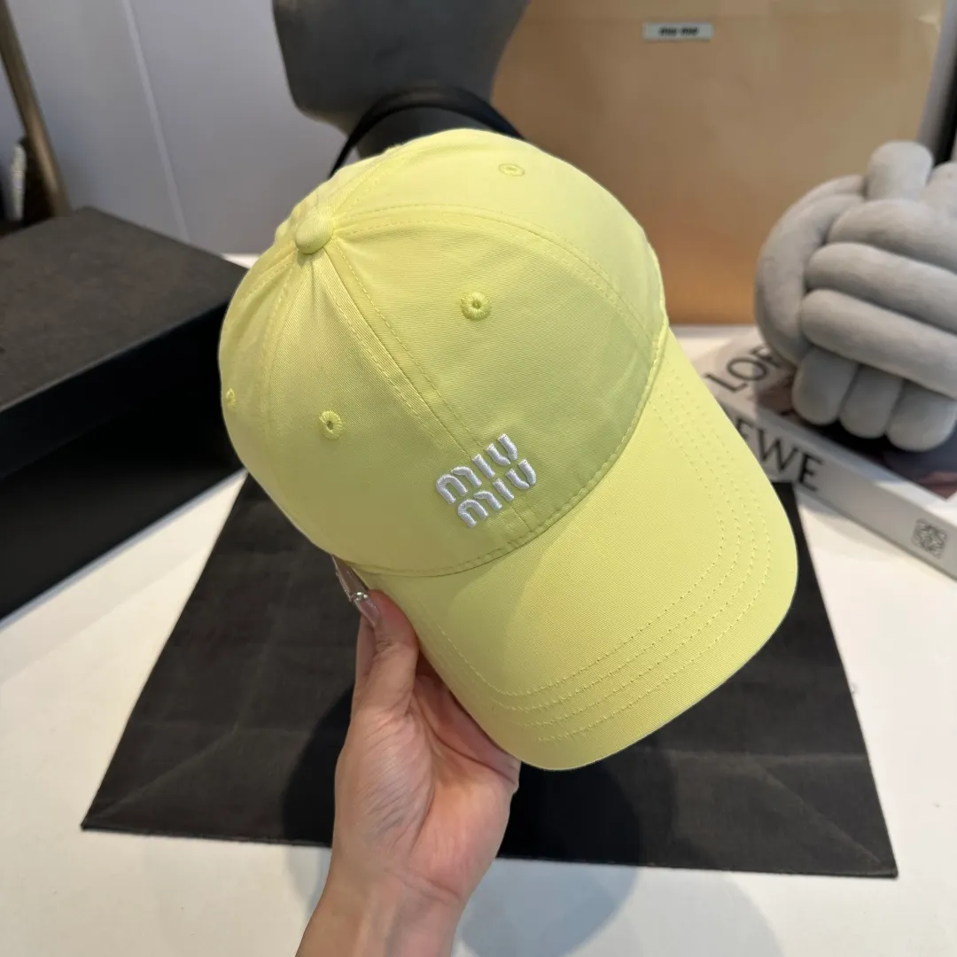 P56 miumiu's new candy-colored summer baseball cap. Color matchmaker. It's so confusing. Add a few more colors and match them as you like.