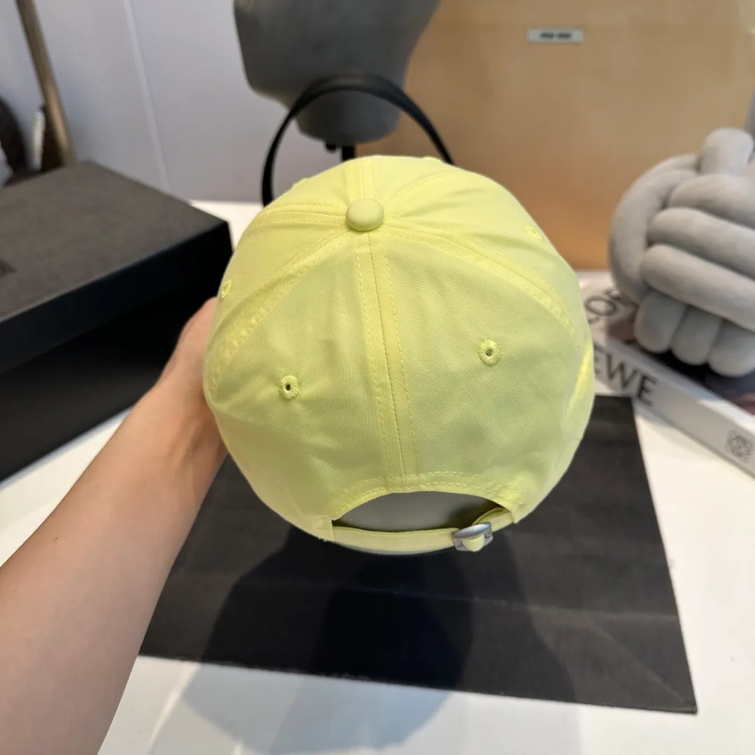 P56 miumiu's new candy-colored summer baseball cap. Color matchmaker. It's so confusing. Add a few more colors and match them as you like.