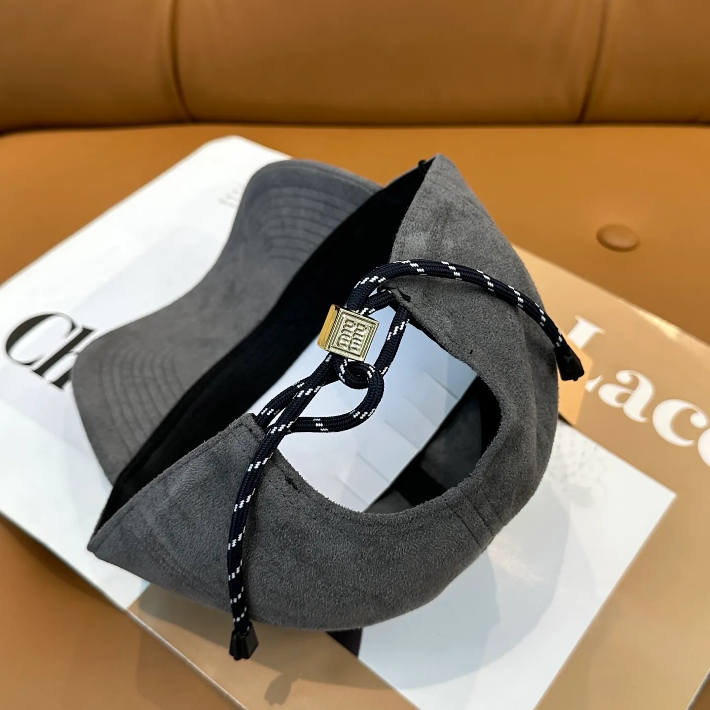 P70 miumiu Miu Miu's new leather baseball cap. The colors are so special~ Close your eyes and look in. They are all white colors. Same style for men and women.