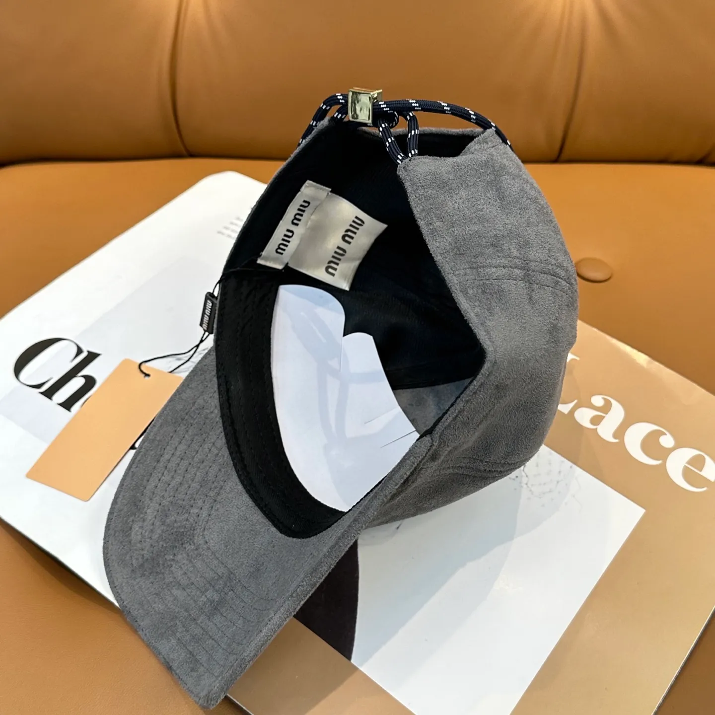 P70 miumiu Miu Miu's new leather baseball cap. The colors are so special~ Close your eyes and look in. They are all white colors. Same style for men and women.