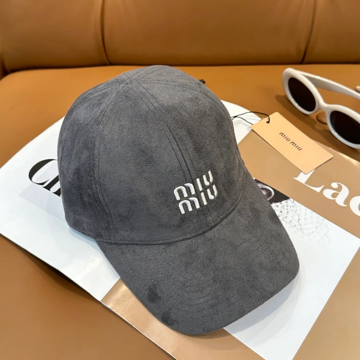 P70 miumiu Miu Miu's new leather baseball cap. The colors are so special~ Close your eyes and look in. They are all white colors. Same style for men and women.