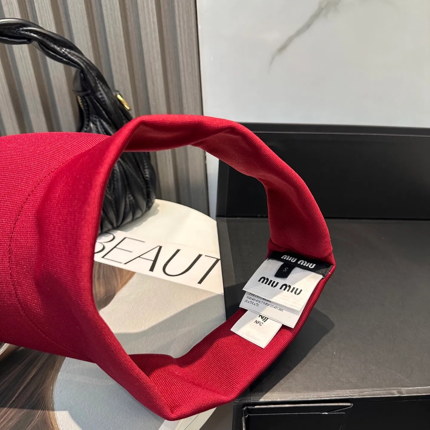 P70 miumiu Miu Miu Sports Hollow Top Tennis Cap 🎾 This hollow top hat is a deep and high-end navy blue, simple and elegant. The exquisite Miu Miu letter embroidery on the side of the hat instantly enhances the overall sense of fashion and brand recognition. It is low-key and luxurious~ The design of the hollow top is really considerate, will not mess up the hairstyle, and can keep the head fresh and breathable. The wide brim can effectively block the sun and has first-class sun protection effect. Whether you wear it with casual sportswear to play outdoors, or wear it with a small skirt to go shopping, it can instantly make you the focus of fashion💃.