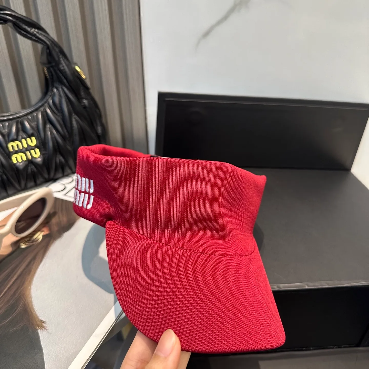 P70 miumiu Miu Miu Sports Hollow Top Tennis Cap 🎾 This hollow top hat is a deep and high-end navy blue, simple and elegant. The exquisite Miu Miu letter embroidery on the side of the hat instantly enhances the overall sense of fashion and brand recognition. It is low-key and luxurious~ The design of the hollow top is really considerate, will not mess up the hairstyle, and can keep the head fresh and breathable. The wide brim can effectively block the sun and has first-class sun protection effect. Whether you wear it with casual sportswear to play outdoors, or wear it with a small skirt to go shopping, it can instantly make you the focus of fashion💃.
