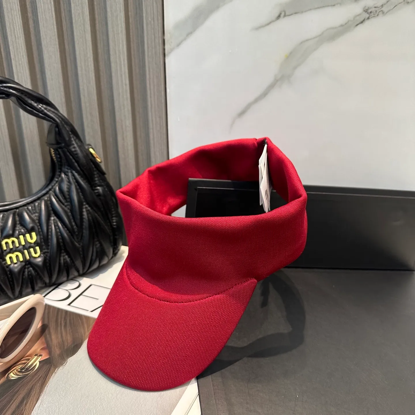 P70 miumiu Miu Miu Sports Hollow Top Tennis Cap 🎾 This hollow top hat is a deep and high-end navy blue, simple and elegant. The exquisite Miu Miu letter embroidery on the side of the hat instantly enhances the overall sense of fashion and brand recognition. It is low-key and luxurious~ The design of the hollow top is really considerate, will not mess up the hairstyle, and can keep the head fresh and breathable. The wide brim can effectively block the sun and has first-class sun protection effect. Whether you wear it with casual sportswear to play outdoors, or wear it with a small skirt to go shopping, it can instantly make you the focus of fashion💃.