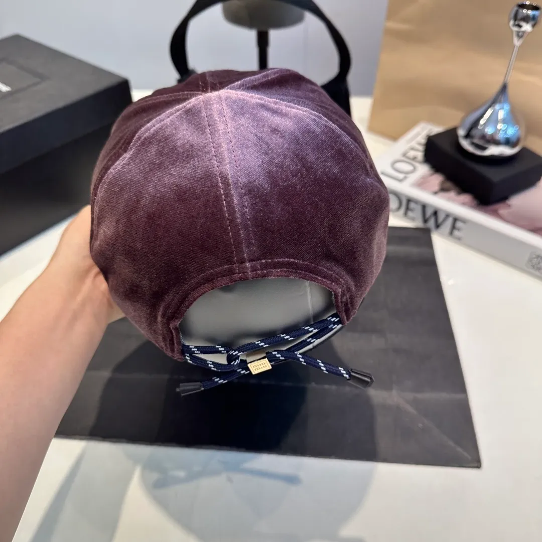 P60 miumiu 25 autumn and winter new velvet letter embroidered baseball cap