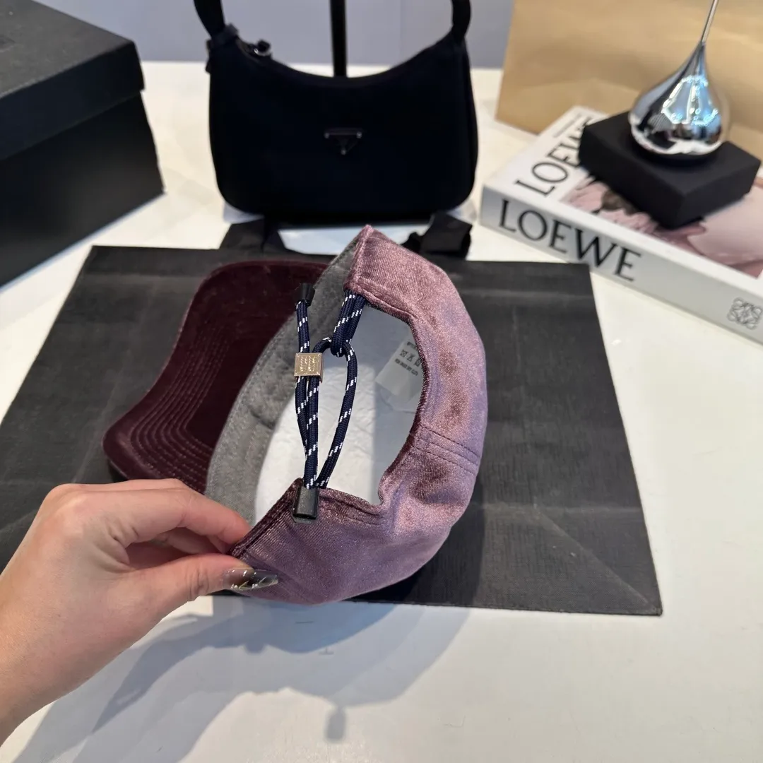 P60 miumiu 25 autumn and winter new velvet letter embroidered baseball cap