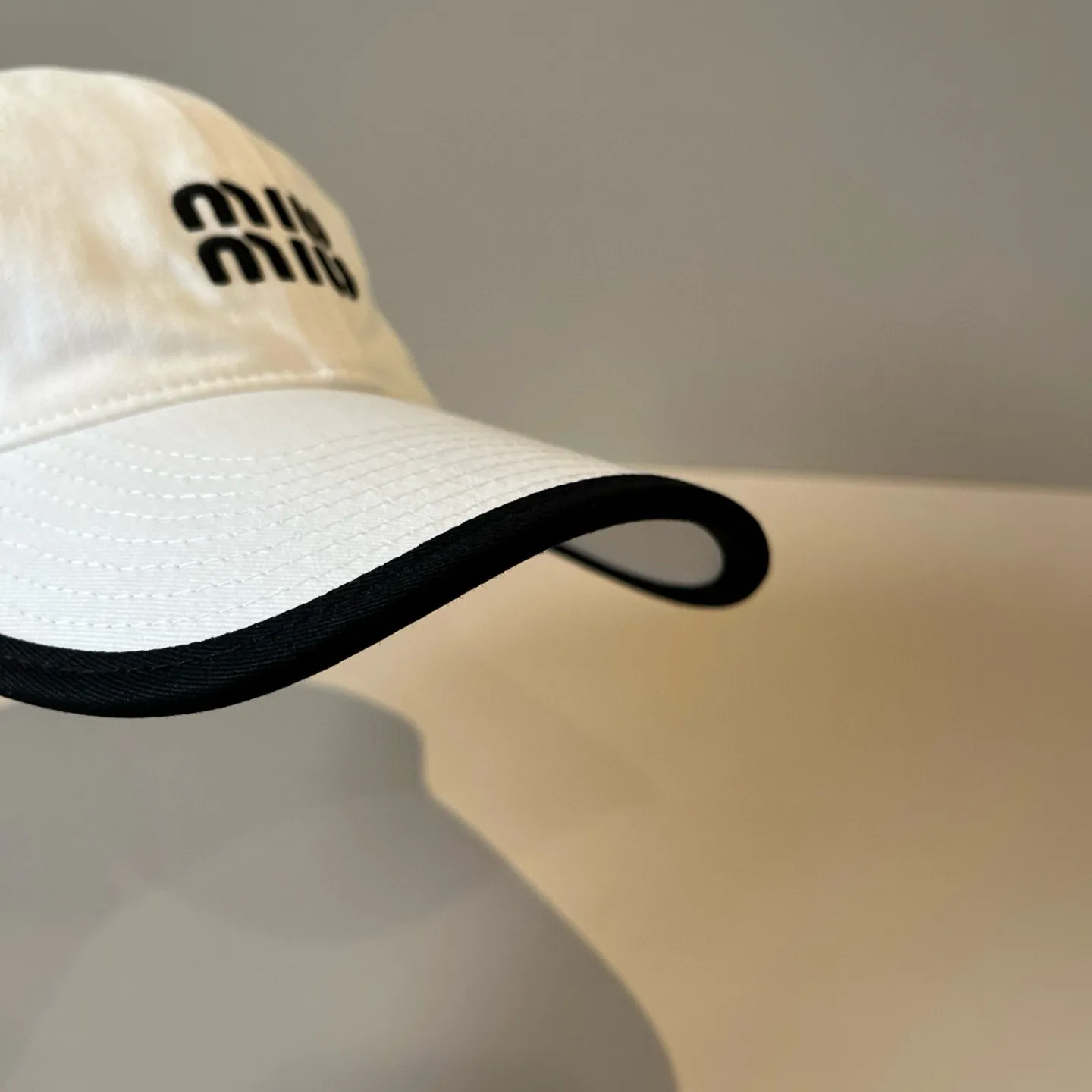 P60 miumiu original spring and summer new baseball cap, authentic mold-making and custom-made, the original workmanship is meticulous and the quality is superb!