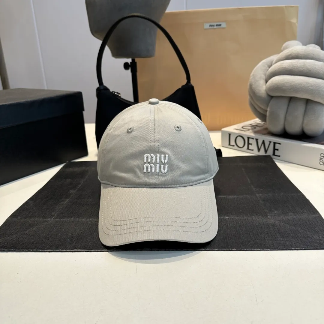 P56 miumiu's new candy-colored summer baseball cap. Color matchmaker. It's so confusing. Add a few more colors and match them as you like.