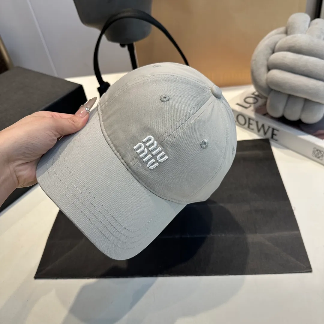 P56 miumiu's new candy-colored summer baseball cap. Color matchmaker. It's so confusing. Add a few more colors and match them as you like.