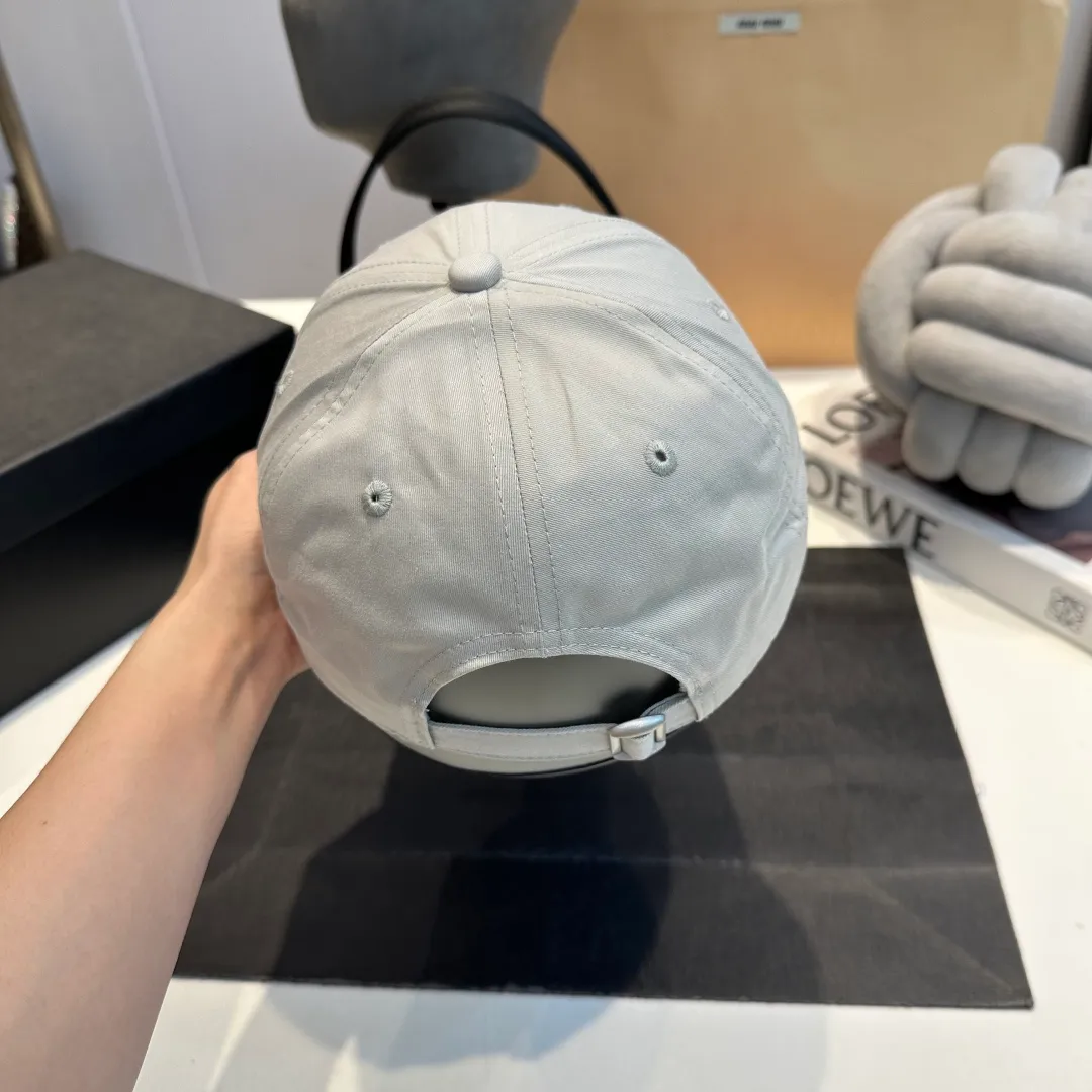 P56 miumiu's new candy-colored summer baseball cap. Color matchmaker. It's so confusing. Add a few more colors and match them as you like.