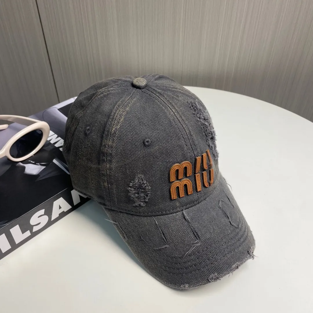 P56 MIUMIU～25 spring new baseball cap This hat is so beautiful! The hole design adds a bit of casualness and uninhibitedness, allowing you to easily wear it with casual wear or sportswear.