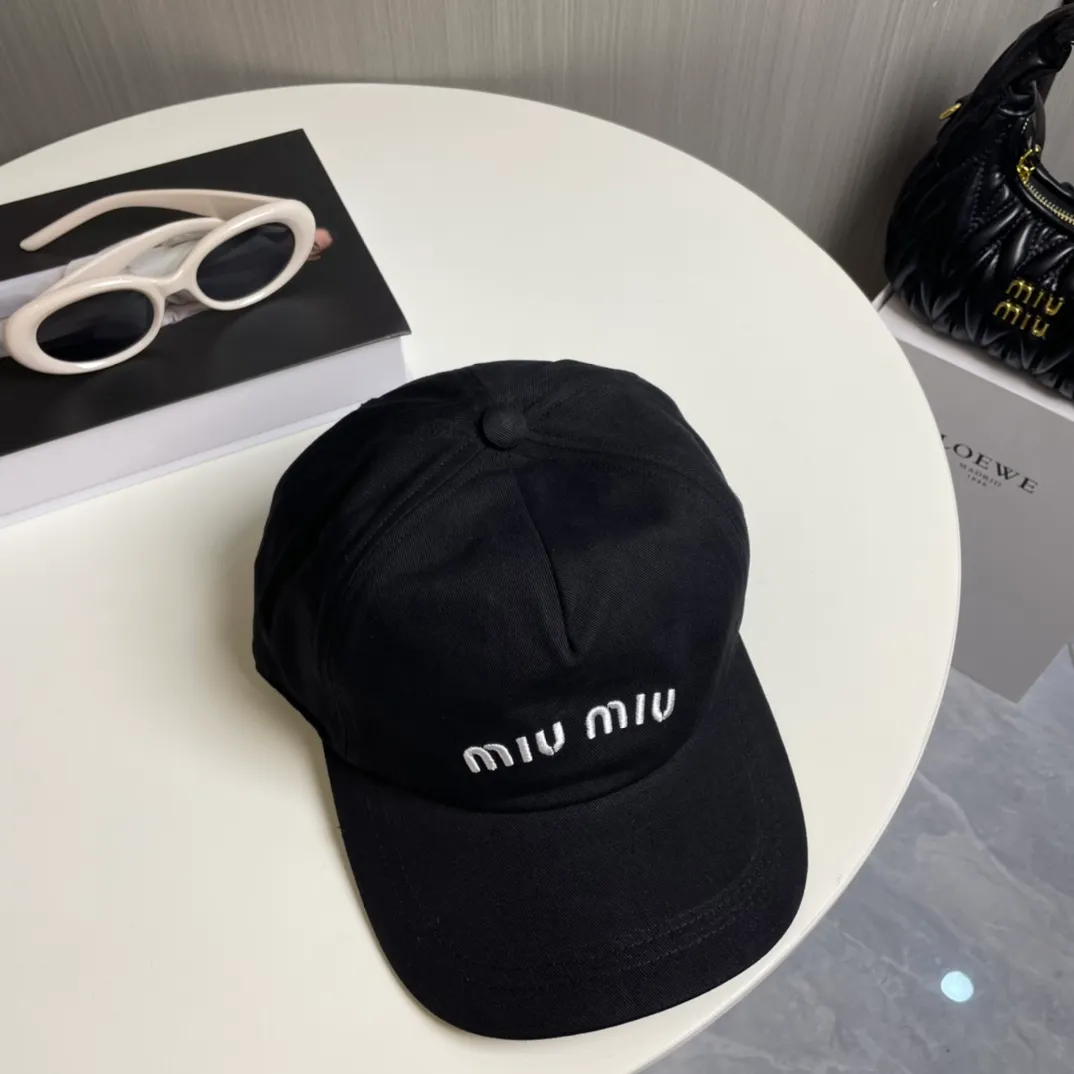 P66 miumiu canvas baseball cap at Miumiu counter. One-to-one mold customization. Head circumference 57cm. Unisex. miumiu's new baseball cap is popular right now and has a full street feel! Trendy and versatile, Xiaohongshu grows grass, poison, get your boyfriend, and cool together