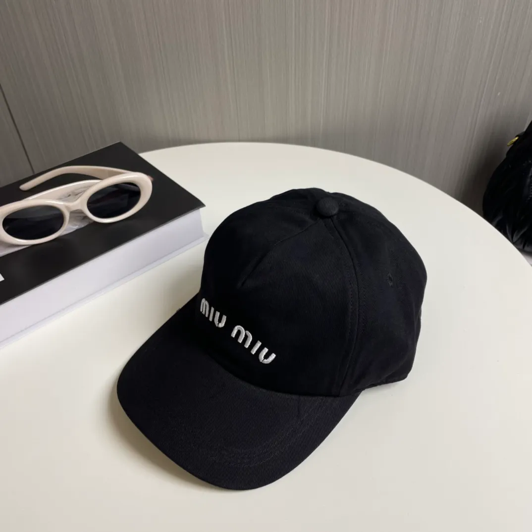 P66 miumiu canvas baseball cap at Miumiu counter. One-to-one mold customization. Head circumference 57cm. Unisex. miumiu's new baseball cap is popular right now and has a full street feel! Trendy and versatile, Xiaohongshu grows grass, poison, get your boyfriend, and cool together
