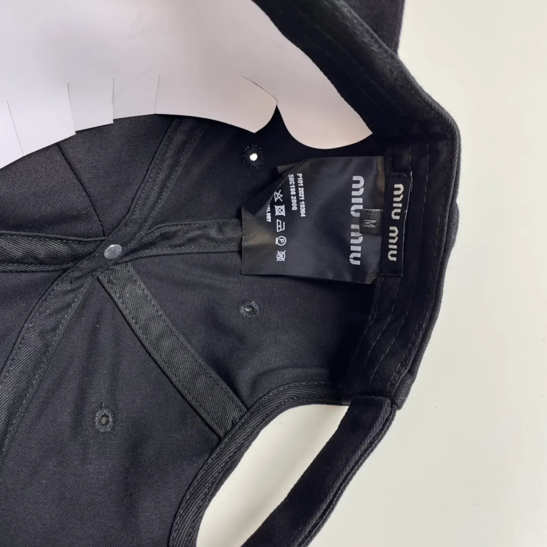 P66 miumiu canvas baseball cap at Miumiu counter. One-to-one mold customization. Head circumference 57cm. Unisex. miumiu's new baseball cap is popular right now and has a full street feel! Trendy and versatile, Xiaohongshu grows grass, poison, get your boyfriend, and cool together