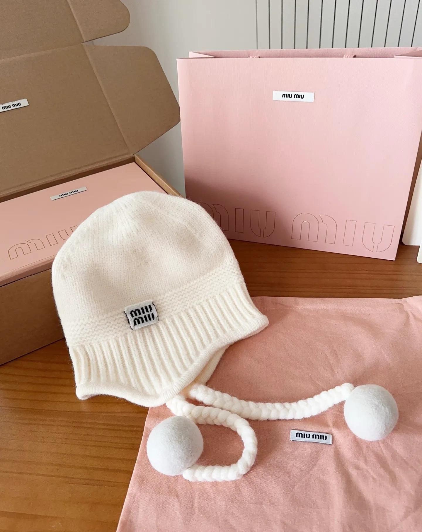 💰90 miumiu autumn and winter woolen hat This high-grade gray dyeing is very difficult to dye! What's more, the material of rabbit fur is like starting from scratch! Highly recommend to everyone. This hat goes well with any type of clothing. It can be both casual and sweet!