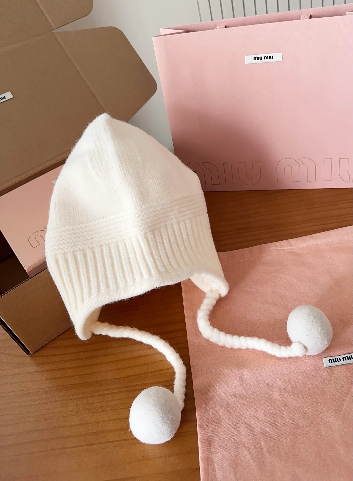 💰90 miumiu autumn and winter woolen hat This high-grade gray dyeing is very difficult to dye! What's more, the material of rabbit fur is like starting from scratch! Highly recommend to everyone. This hat goes well with any type of clothing. It can be both casual and sweet!
