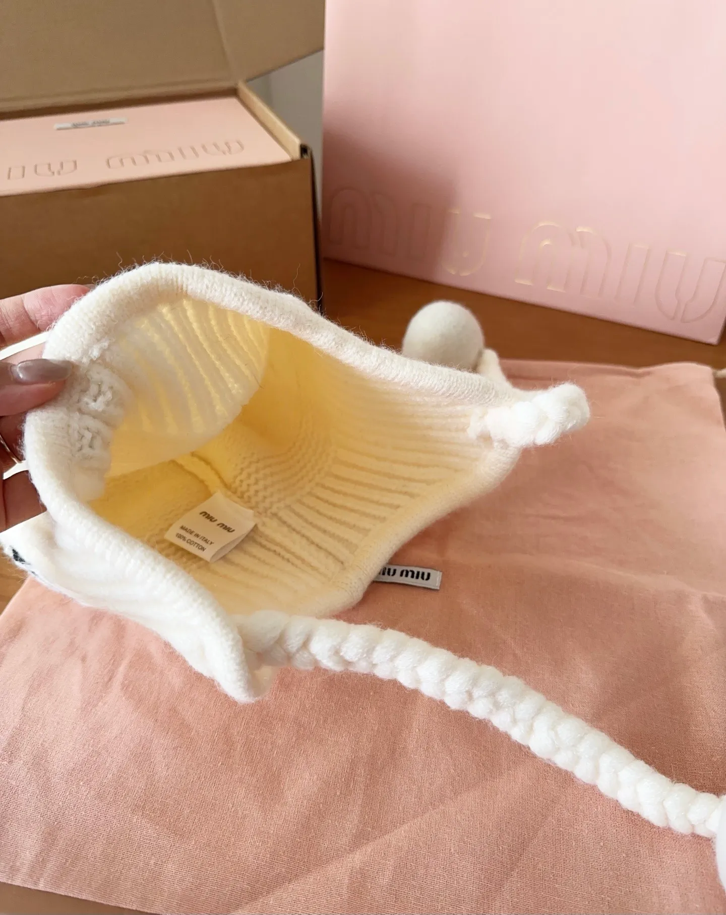 💰90 miumiu autumn and winter woolen hat This high-grade gray dyeing is very difficult to dye! What's more, the material of rabbit fur is like starting from scratch! Highly recommend to everyone. This hat goes well with any type of clothing. It can be both casual and sweet!