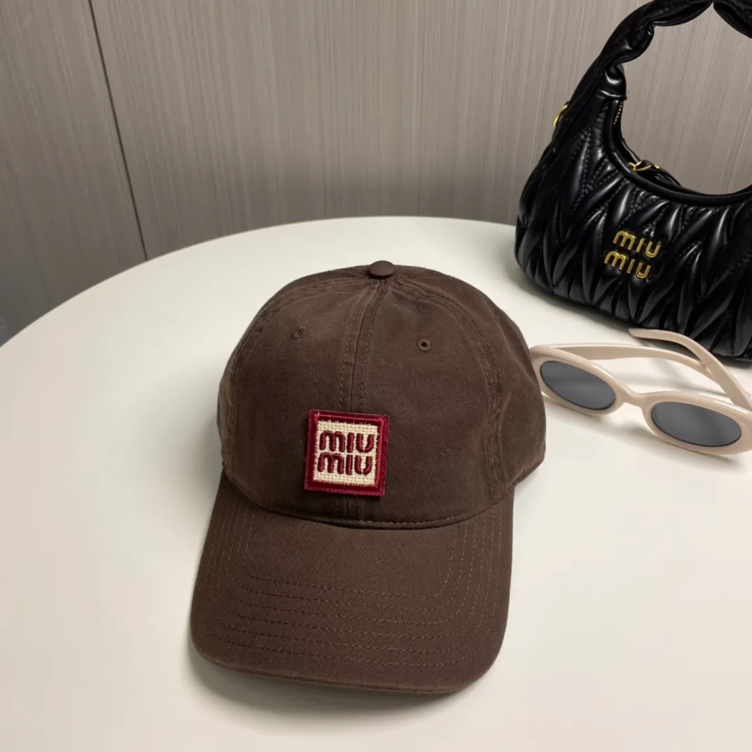 P50 miumiu new plain baseball cap, the hottest color at the moment - full of street style! Trendy and versatile, Xiaohongshu grows grass, poison, get your boyfriend, and cool together
