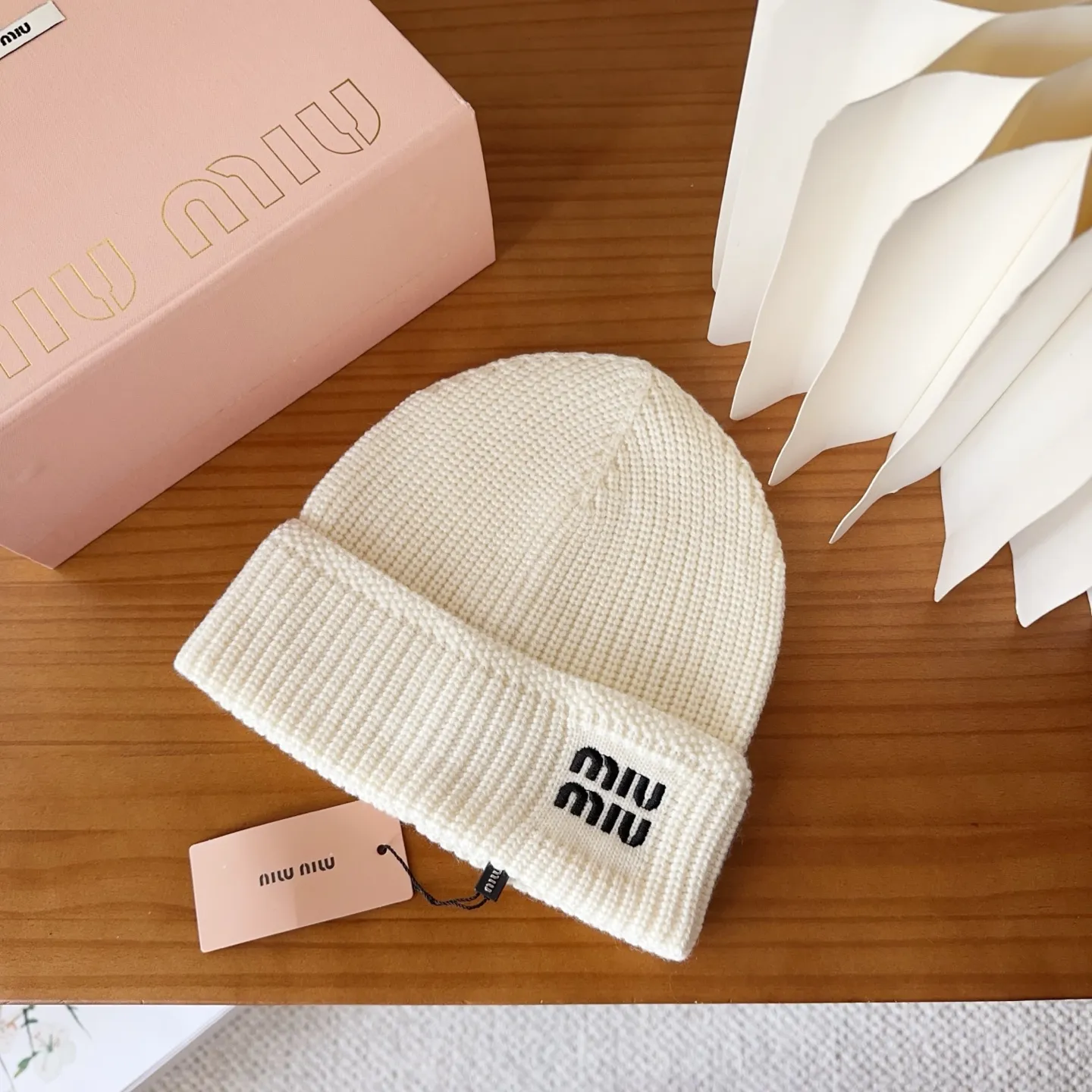 💰60 miumiu’s most popular knitted hat at the Miu Miu counter! Xiaohongshu’s new product is released, it’s so 🉑️, high-elastic fabric, classic colors, same style for men and women.