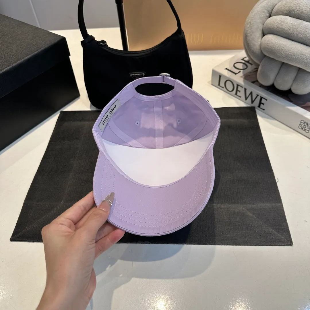 P56 miumiu's new candy-colored summer baseball cap. Color matchmaker. It's so confusing. Add a few more colors and match them as you like.