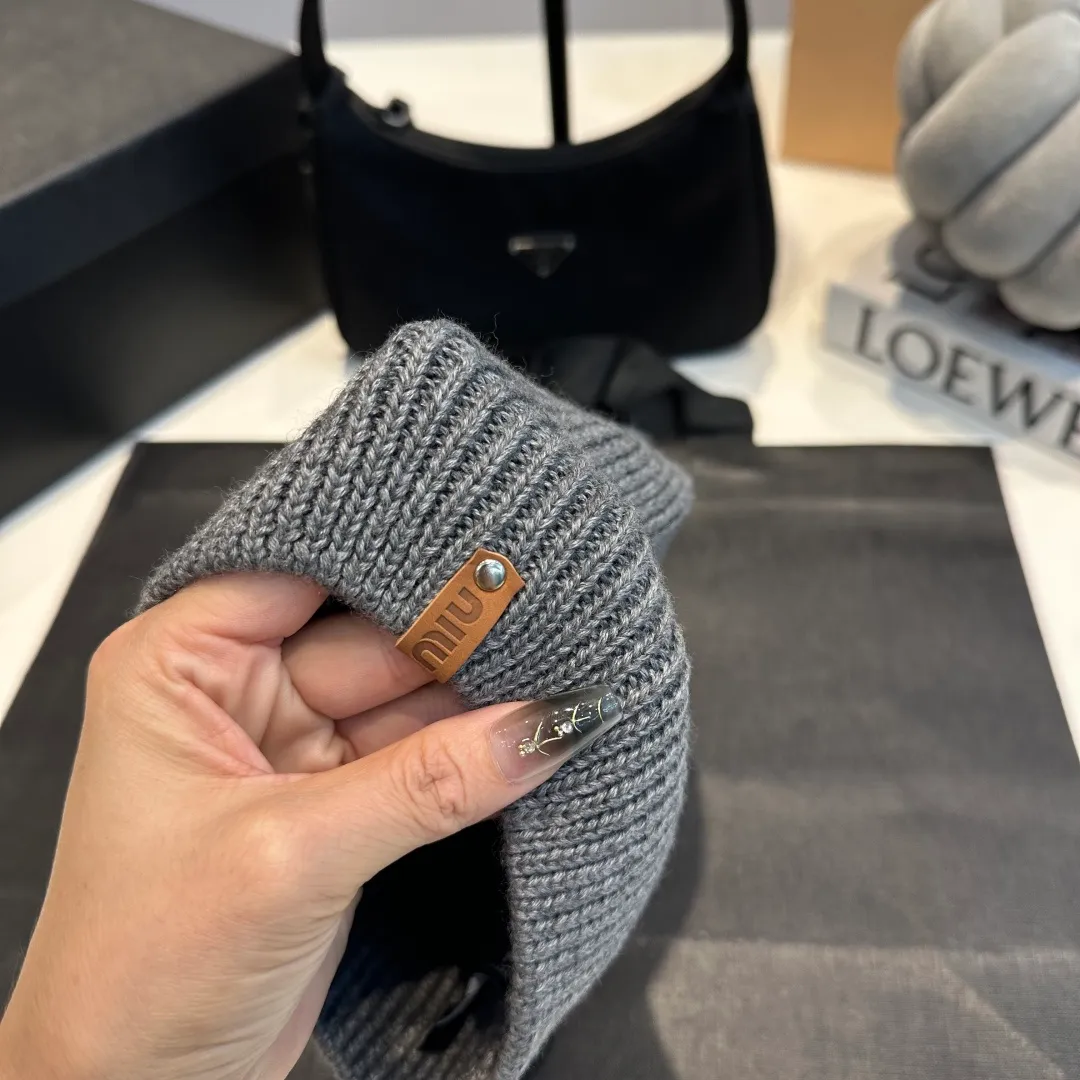 P50 MiuMiu Miu Miu's best-selling model, miumiu's new fall and winter counter knitted woolen hats for men and women, with first-class texture, perfect for going out on the street!