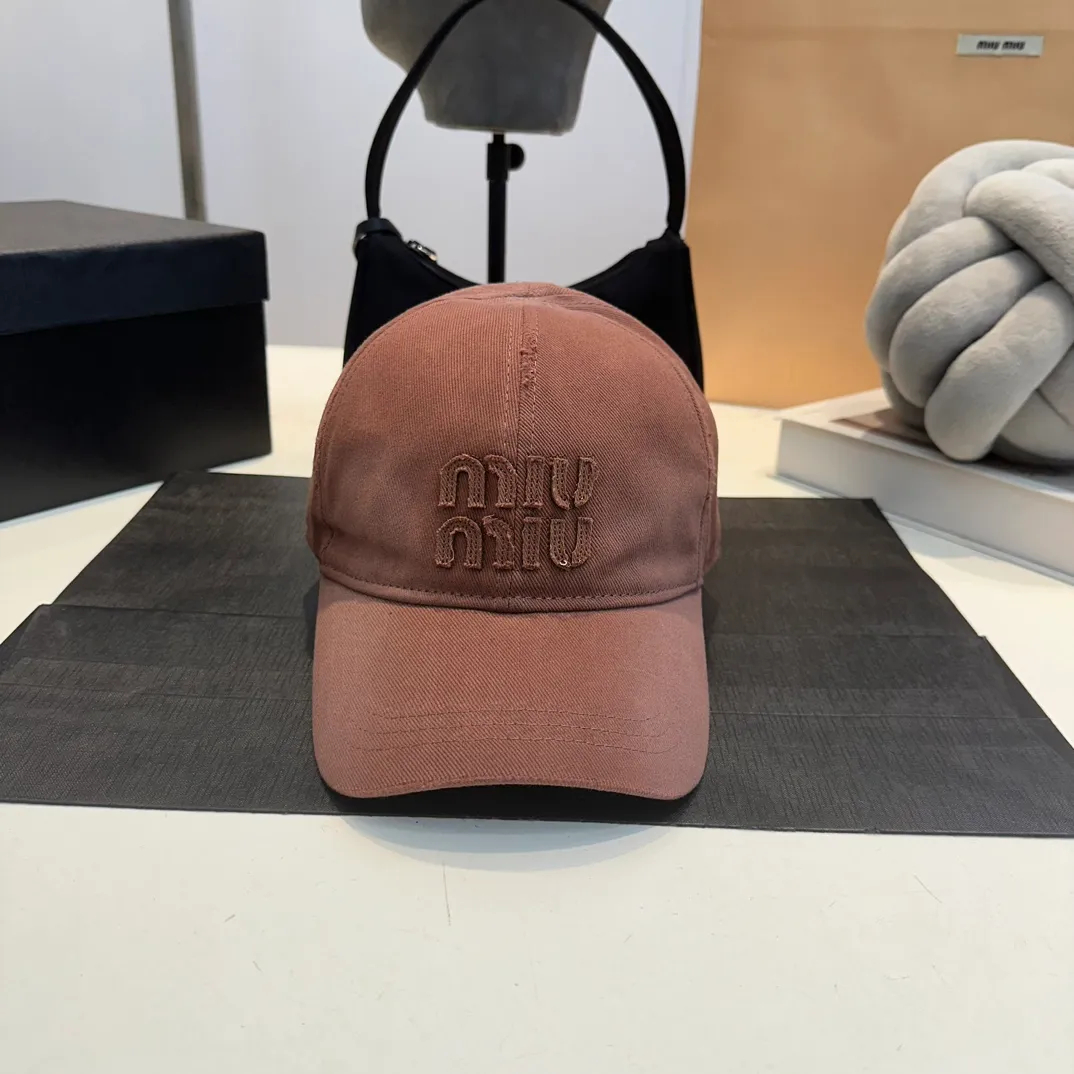 P60 MiuMiu Miu Miu girl's daily baseball cap. A very versatile baseball cap. Classic embroidered logo. Versatile and fashionable.