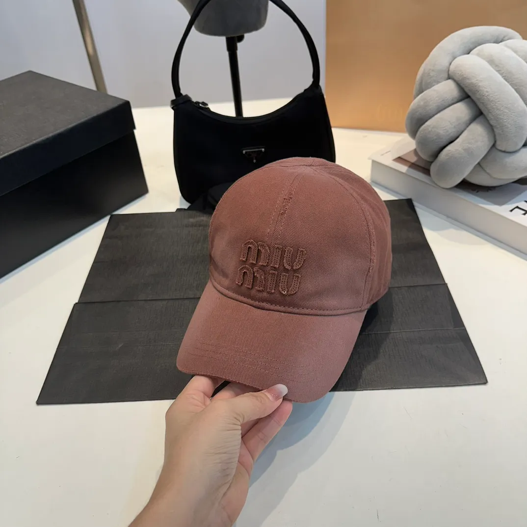 P60 MiuMiu Miu Miu girl's daily baseball cap. A very versatile baseball cap. Classic embroidered logo. Versatile and fashionable.