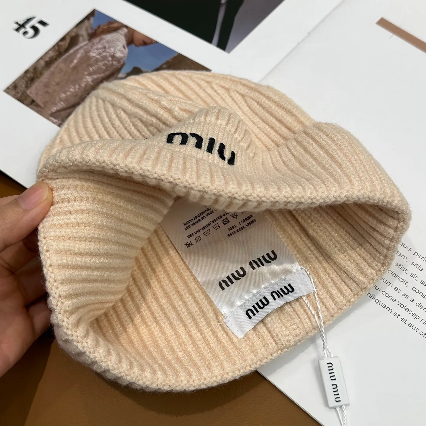 P66 miumiu Miu Miu counter's popular embroidered logo knitted hat! Xiaohongshu’s new product is released, it’s so 🉑️, high-elastic fabric, classic color