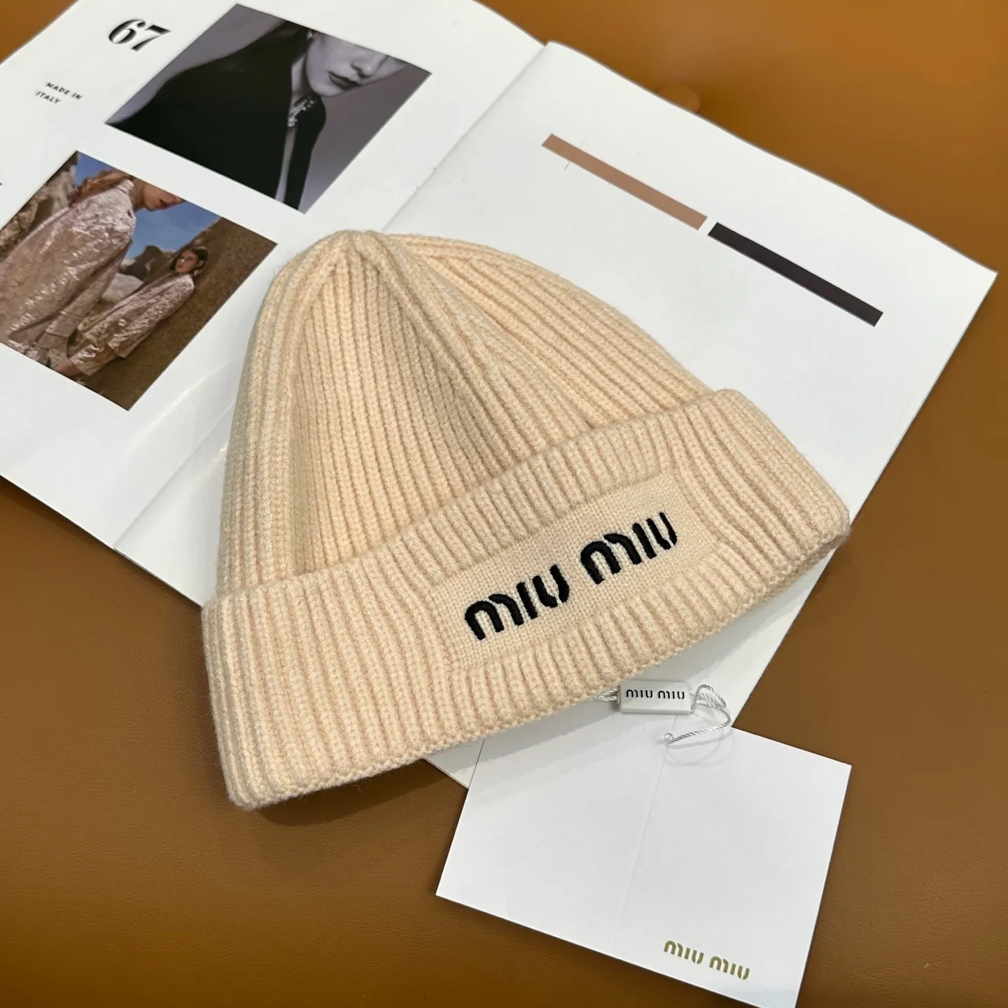P66 miumiu Miu Miu counter's popular embroidered logo knitted hat! Xiaohongshu’s new product is released, it’s so 🉑️, high-elastic fabric, classic color