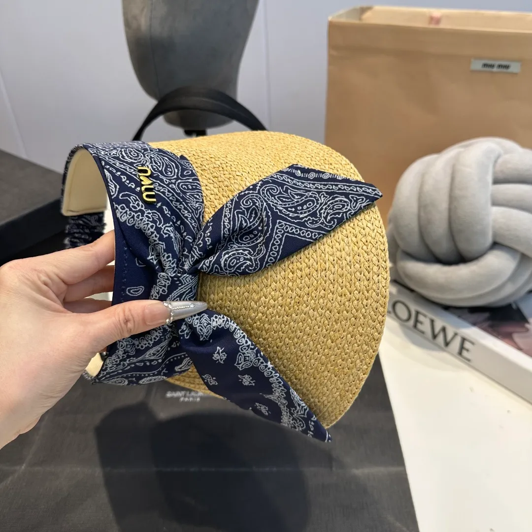 P60 miumiu empty top hat, a must-have item in summer, because it is so easy to match, and it is really super artistic in summer when paired with cool summer style ~ Just wear a little white skirt and you can attract the attention of blockbusters ~