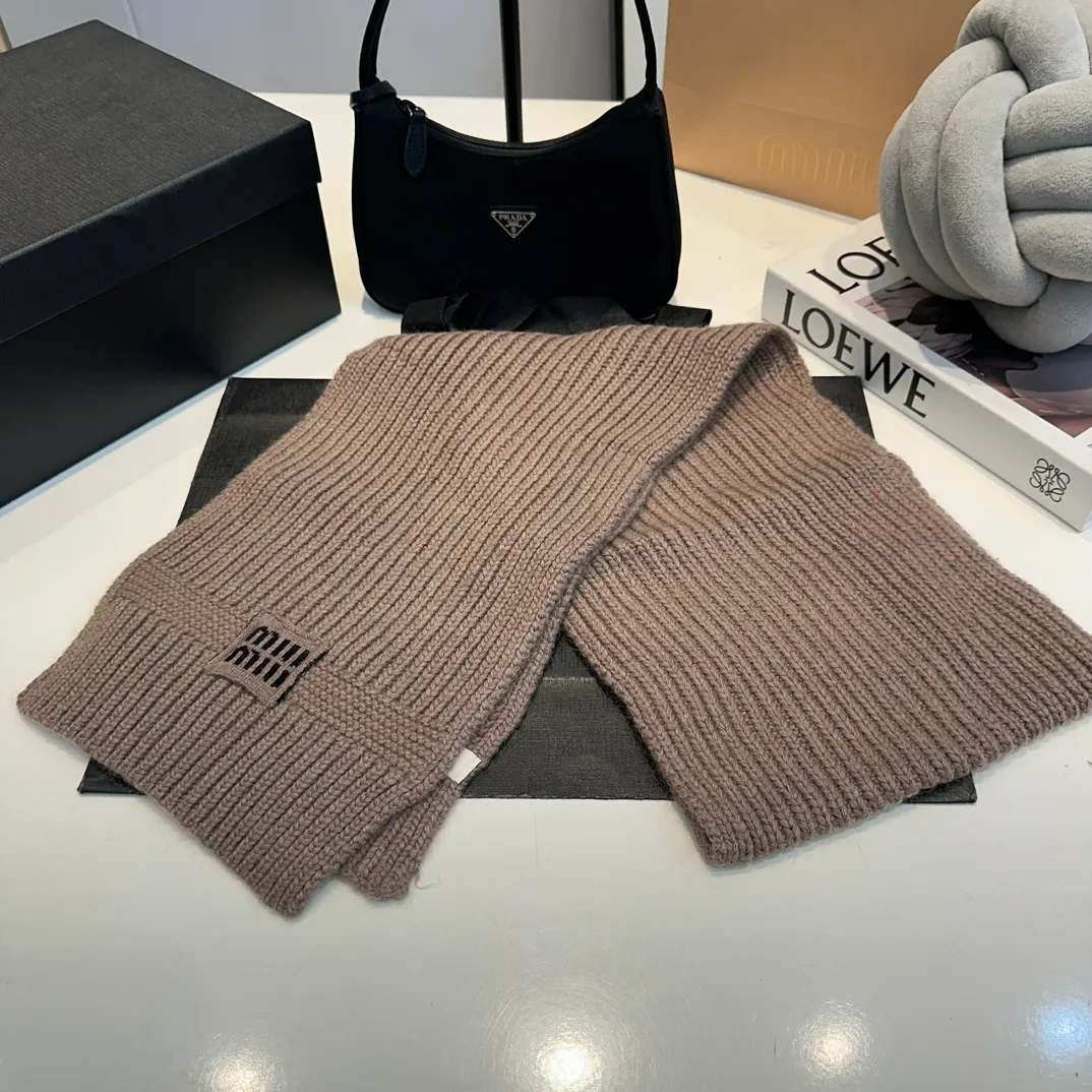 P200 miumiu two-piece knitted hat set, popular at Miumiu counter. Hat + scarf. New product released by Xiaohongshu. Very warm. High-elastic fabric. Classic colors. Same style for men and women.