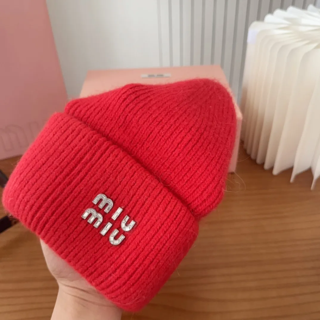 💰56 miumiu🐰Angora rabbit fur autumn and winter woolen hat This high-grade gray dyeing is very difficult to dye! What's more, the material of rabbit fur is like starting from scratch! Highly recommend to everyone. This hat goes well with any type of clothing. It can be both casual and sweet!
